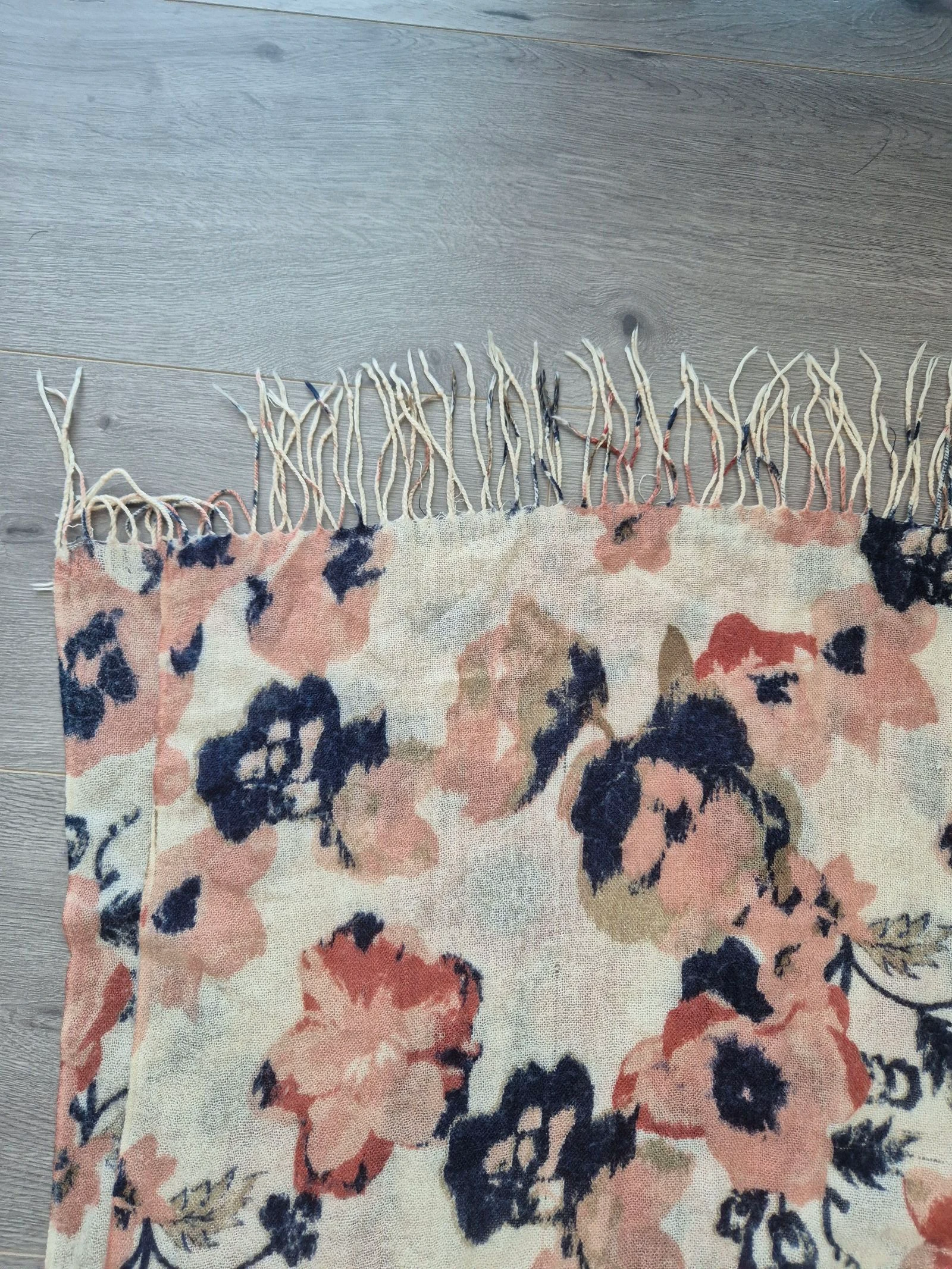 Zachte Bloemen Sjaal / Omslagdoek met Kwastjes (Perzik, Blauw, Beige) – photo 7